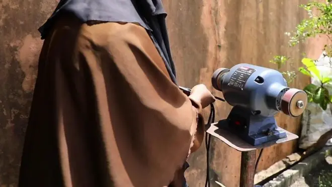 muslimanka pravi cipele