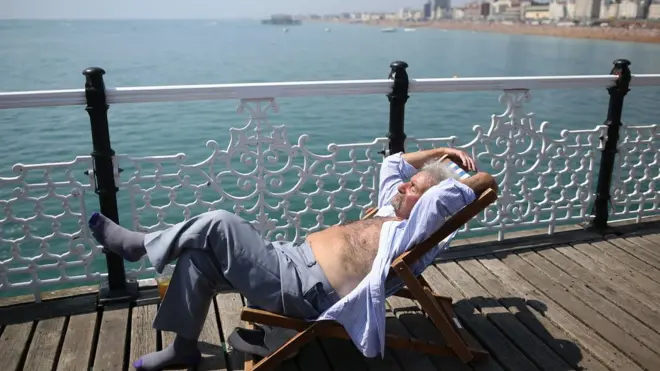 чоловік спить