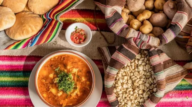 Ces chefs chiliens ont trouvé un moyen novateur et durable de partager leur culture et leur respect pour la Terre Mère avec les visiteurs du désert d'Atacama. Nourriture du restaurant solaire Qori Inti, Chili