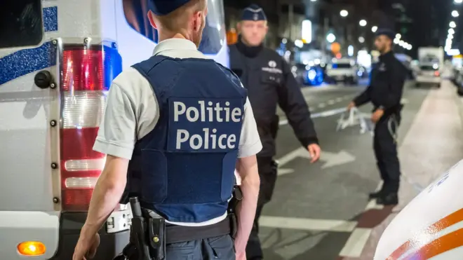 Beberapa foto menunjukkan sejumlah jalan ditutup dengan polisi dan tentara melakukan penjagaan di kawasan tersebut.