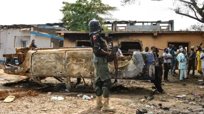 Police officer stand guard while IG visit Lagos to encourage officers after violence wey follow End SARS protest