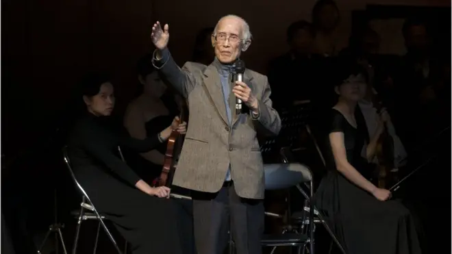 《乡愁》表达了一个身在台湾之人对中国大陆家乡的深切感怀，因此很多人借其寄托两岸统一之的愿望