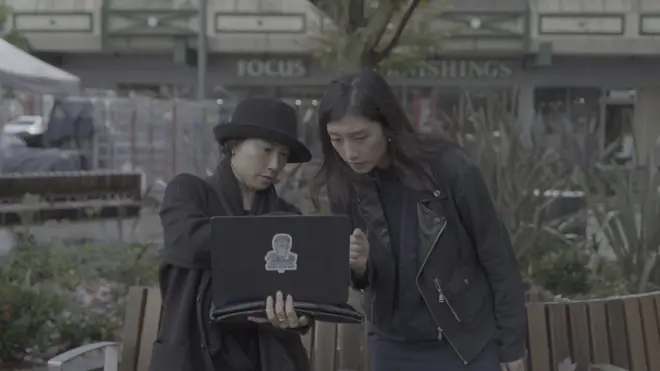 BBC記者和祈福騙局受害者家屬一起查看閉路電視畫面