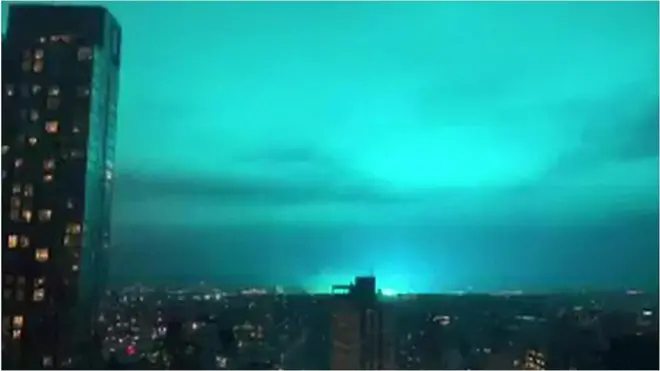 న్యూయార్క్ ఆకాశంలో వింత కాంతి