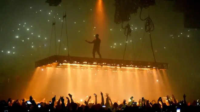 Канье Уэст во время одного из своих выступлений