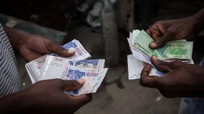 Des billets de FCFA.