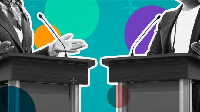 Ilustração de candidatos debatendo diante de microfones, em fundo colorido