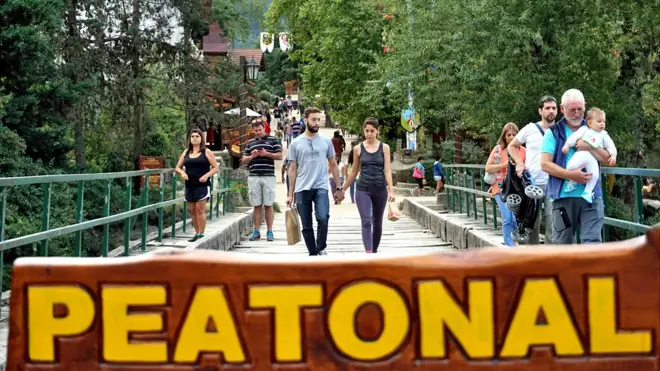 Solo por las mañanas y noches residentes y proveedores pueden entrar y sacar autos del pueblo.