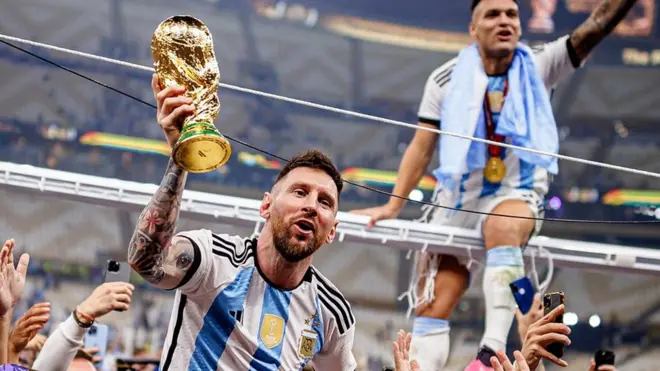 ميسي يحمل كاس العالم