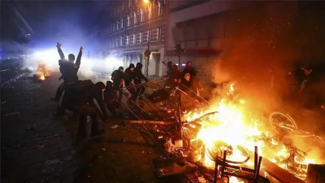 ผู้ประท้วงจุดไฟเผาสิ่งของ ระหว่างการประชุมสุดยอดจี 20 ที่เมืองฮัมบูร์กของเยอรมนี เมื่อปี 2017