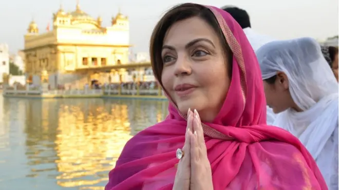 امرتسر میں گولڈن ٹیمپل کے سامنے ایک سکھ عقیدت مند خاتون