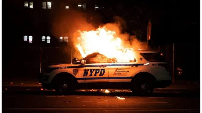 На улицах американских городов было много насилия - с обеих сторон. На фото - подожженная протестующими полицейская машина в Нью-Йорке. 30 мая.