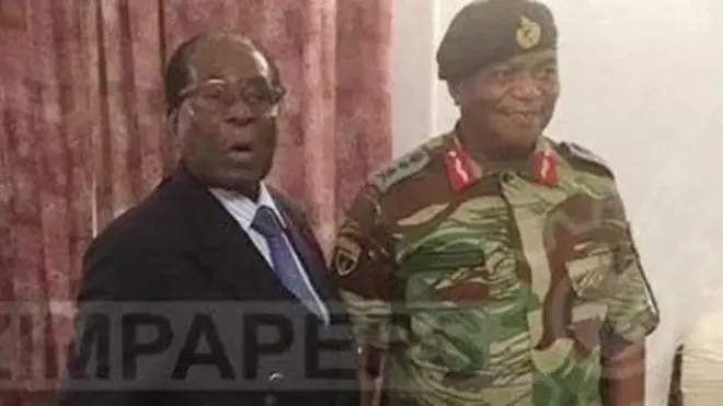 Le président zimbabwéen, âgé de 93 ans, placé en résidence surveillée par l'armée mercredi, a rencontré pour la première fois jeudi après-midi le chef de l'armée, le général Constantino Chiwenga, au siège de la présidence à Harare.
