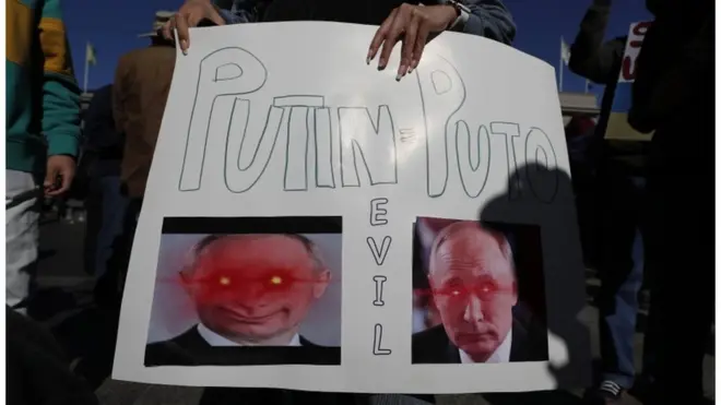 ผุ้ประท้วงในซานฟราซิสโก สหรัฐอเมริกา ถือป้ายประณามประธานาธิบดีวลาดิเมียร์ ปูติน ของรัสเซีย เมื่อ 6 มี.ค. หลังเขาส่งกองทัพรุกรานยูเครนเมื่อ 24 ก.พ. 2022