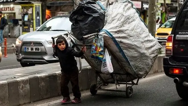 الاطفال يعانون من مصاعب الفقر في عدة مدن عربية