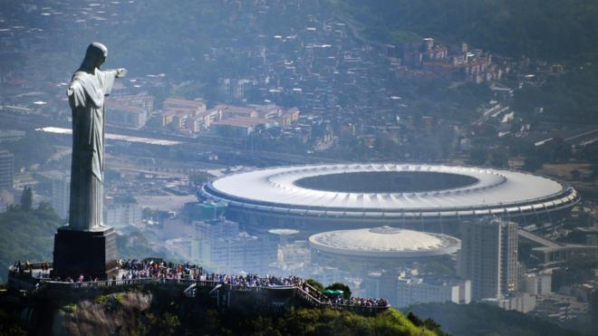 The Christ the Redeemer statue in Riosite para analisar jogos de futebolJaneiro overlooks the Maracana Stadium
