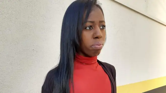 Debora se convirtió en un meme de internet después de hacerse un selfie con gafas de sol.