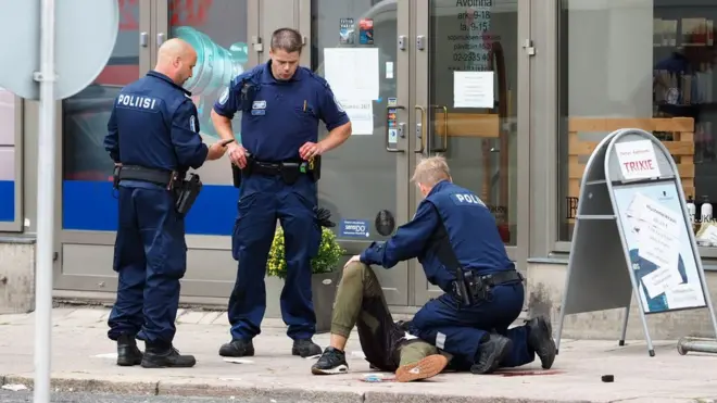 Вооруженные финские полицейские на месте нападения