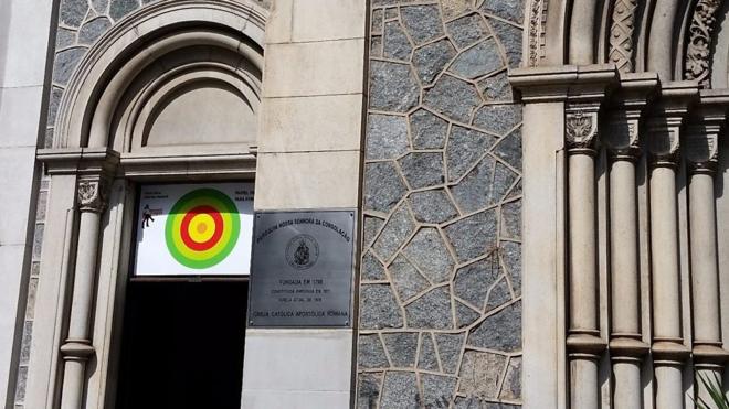 Sinal instaladoapostas para a copa do mundoporta da igreja