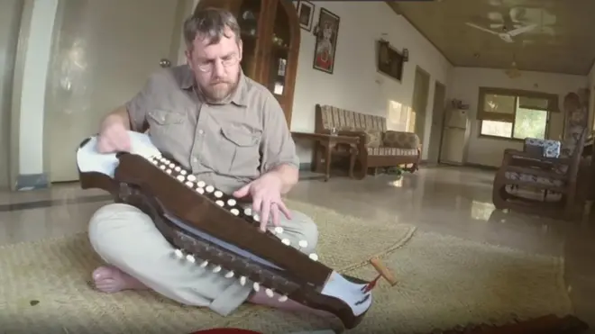 ڈاکٹر ایرن ملوانی پچھلے ڈیڑھ سال سے کراچی میں بینجو پہ بلوچی موسیقی سیکھ رہے ہیں