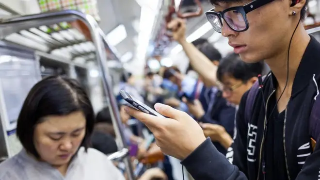 يسعى الشبان الكوريون الجنوبيون إلى إضفاء طابع ديمقراطي على الأماكن التي يتم فيها التواصل اجتماعيا بينهم وبين الآخرين