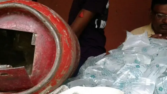 तस्करों ने खाली गैस सिलेंडर की पेंदी को काटकर ढक्कन बना दिया था और उसी के जरिए सिलेंडर में शराब रखा जाता था