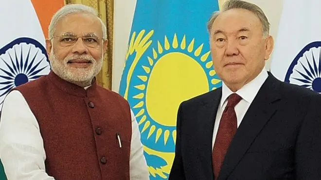 कजाखस्तान के राष्ट्रपति के साथ मोदी (फाइल फोटो)