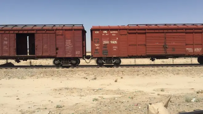 اوزبکستان له حیرتان تر مزار 75 کیلومترو په واټن پتلۍ جوړه کړې. چې له دې لارې د مختلفو توکو سوداګري له افغانستان سره لري.