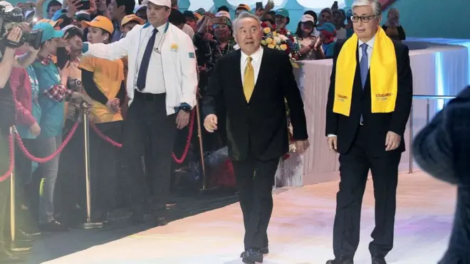 Мурдагы президент Назарбаев өлкөдөгү башкаруу рычагдарын сактап калды