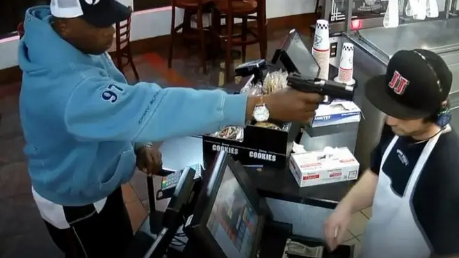 بالفيديو: بائع ينجو من سطو مسلح بفضل برودة أعصابه