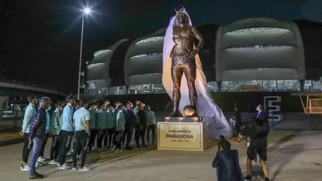 "Argentina vs Chile: Messi salute Diego Maradona statue"
