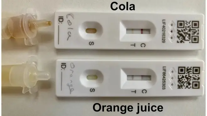 Nồng độ acid của nhiều loại nước ngọt và nước trái cây có thể dẫn tới kết quả dương tính giả trên xét nghiệm que thử Covid-19 nhanh LFT nhưng vẫn là âm tính với xét nghiệm PCR (xét nghiệm sinh học phân tử)