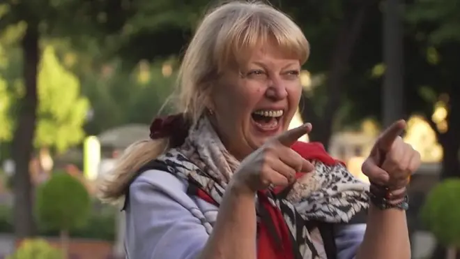 Psicólogos están enseñando a algunos rusos a sonreír ante la llegada de extranjeros que se desplazarán al país para disfrutar del evento deportivo más importante del año.