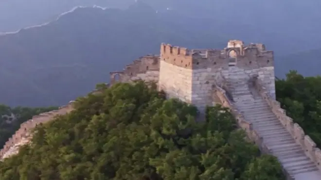 ماضی میں چین کو حملہ آوروں سے بچانے والی اس دیوار آج خود اپنے اوپر اگنے والے نباتات کی وجہ سے خطرے میں ہے جو اسے کمزور کر رہے ہیں۔