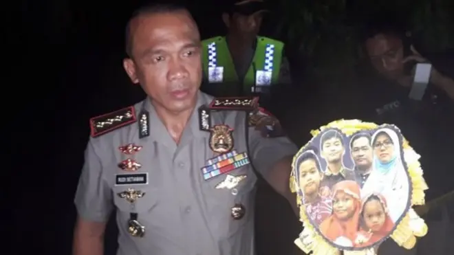 Kapolrestabes Surabaya Kombes Pol Rudi Setiawan menunjukkan foto keluarga Dita saat penggerebekan rumah terduga teroris di kawasan Wonorejo Asri, Rungkut, Surabaya, Jawa Timur, Minggu (13/5).