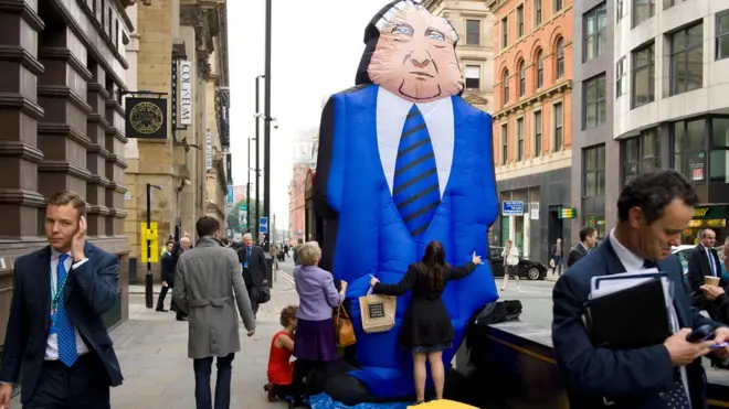 Los altos sueldos ejecutivos generan controversia en muchos países.