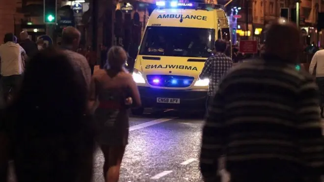 Para pekerja di bidang medis merupakan orang-orang yang harus tetap terjaga di malam hari karena tuntutan pekerjaan.