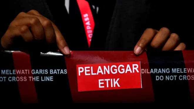 Pegawai KPK menggelar aksi unjuk rasa di kantor KPK, Jakarta, Jumat (6/9). Dalam aksinya mereka menolak revisi UU KPK dan menolak calon pimpinan KPK yang diduga bermasalah.