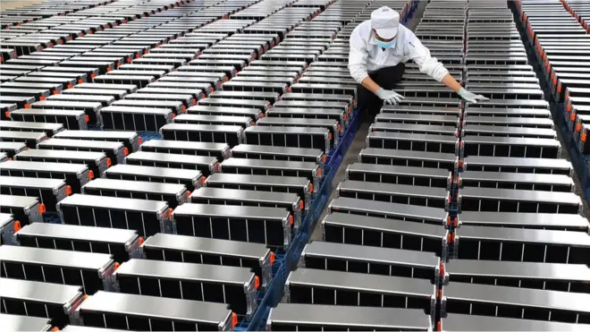 전기차용 배터리나 재생에너지 저장에는 리튬 이온 배터리가 사용된다