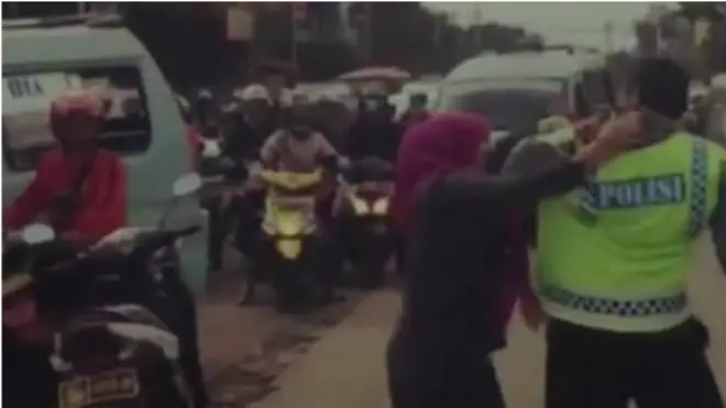Seorang ibu yang menyerang polisi dan menarik baju hingga robek, dilaporkan ke Polres Jakarta Timur.