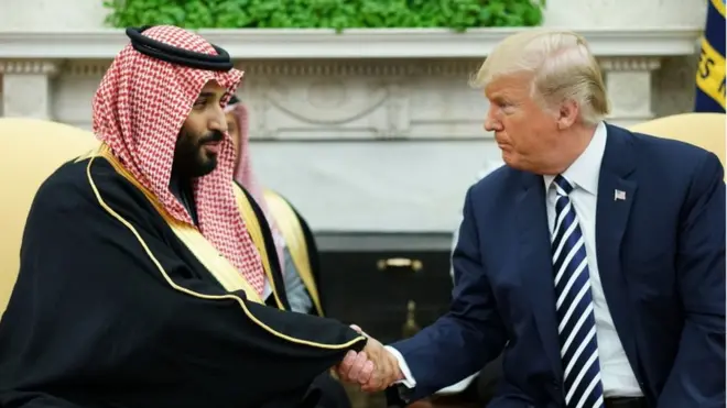 Presiden AS Donald Trump berjabat tangan dengan putra mahkota Arab Saudi, Mohammed bin Salman, pada 20 Maret 2018.