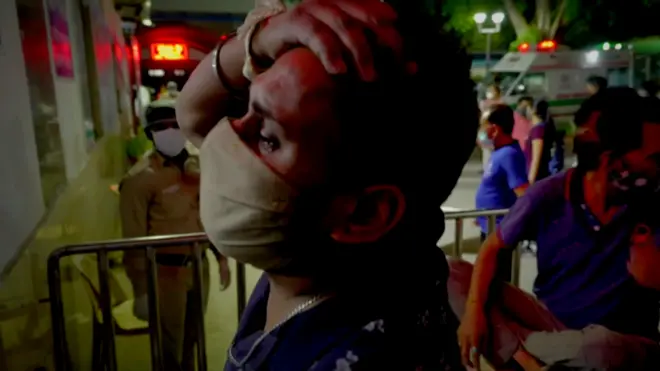 코로나로 가족 잃은 인도인