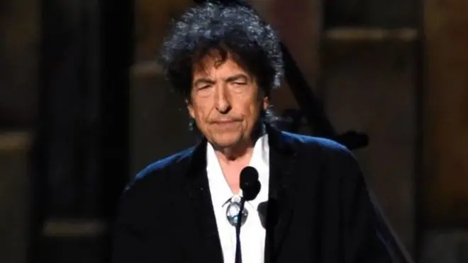 باب دیلن تا کنون به هیچ یک از تماس‌های آکادمی نوبل پاسخ نداده است