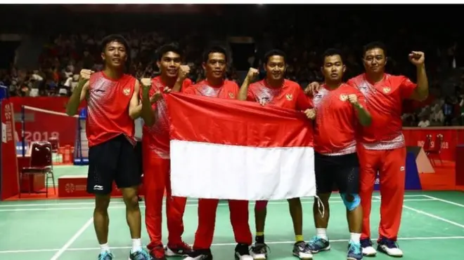 Tim bulu tangkis beregu putra berhasil menyumbangkan medali emas pertama bagi Indonesia dalam ajang Asian Para Games 2018 .