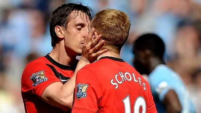 Scholes se ganó esta muestra de afecto de Neville gracias a su decisivo gol en el derbi de la ciudad.