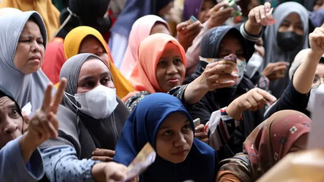 Из-за войны во всем мире взлетели цены на продовольствие, свет и топливо. Многие выживают только за счет господдержки. Очередь за едой по субсидированным ценам в Индонезии