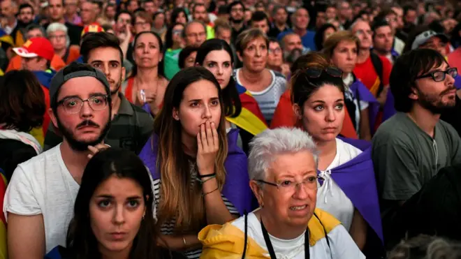 Люди зібралися під параламентом в Барселоні в очікуванні