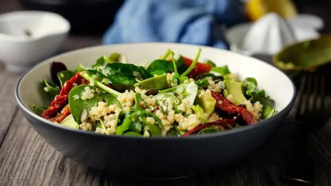 ربما يتجنب الرجال تناول الأطعمة التي تنسب عادة للنساء مثل السلطات، لأنهم يروا فيها تهديدا لرجولتهم