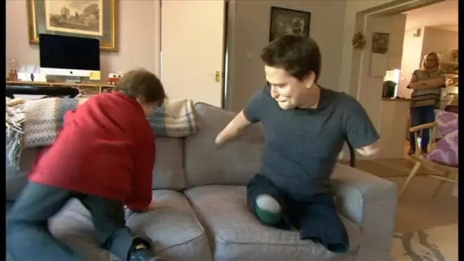 Alex Lewis con su hijo