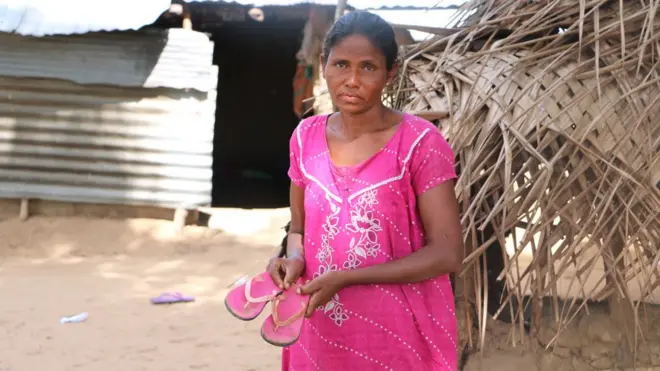 A falta de una foto, las chancletas rosas son uno de los recuerdos más preciados que tienen de su hija.